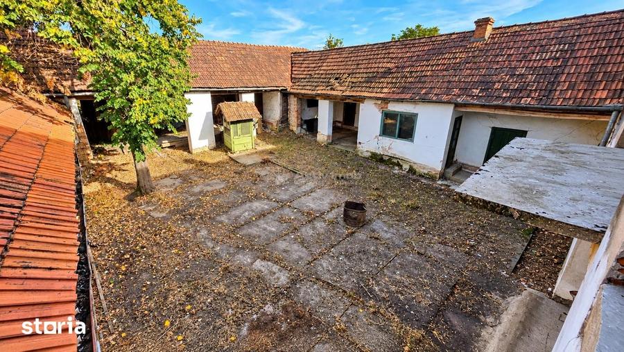 Casă semidecomandat cu Teren 944 Mp în Forotic