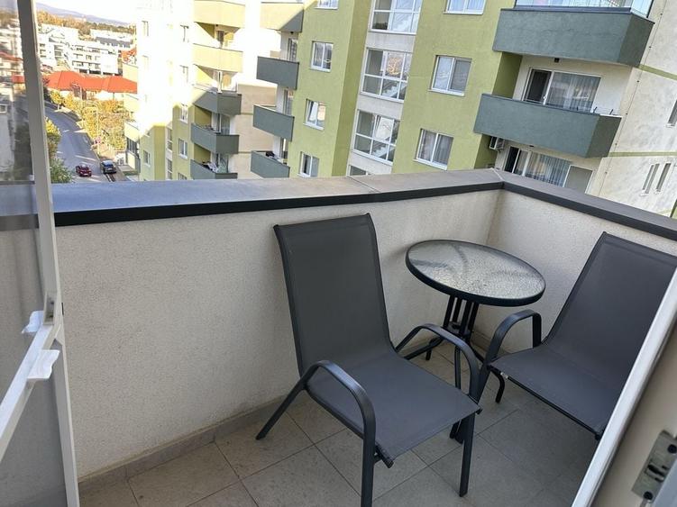 Apartament cu 2 camere nedecomandat în Tractorul
