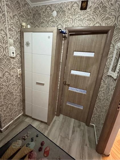 Apartament cu 3 camere semidecomandat în Micro 6