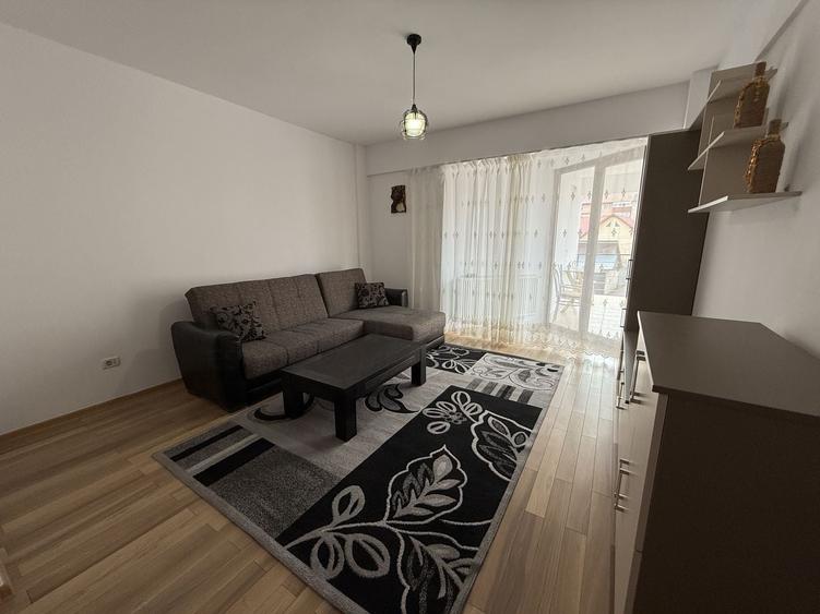 Apartament cu 2 camere semidecomandat, mobilat în Central