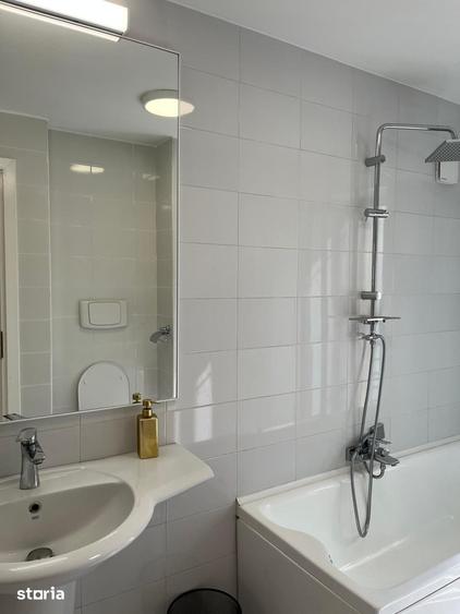 Apartament cu 3 camere semidecomandat în Aviatorilor
