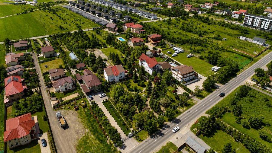 Casă individuală cu 10 camere cu Piscina în Domnești