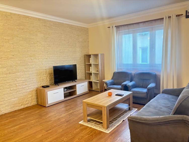 Apartament cu 3 camere semidecomandat, mobilat în Aradului