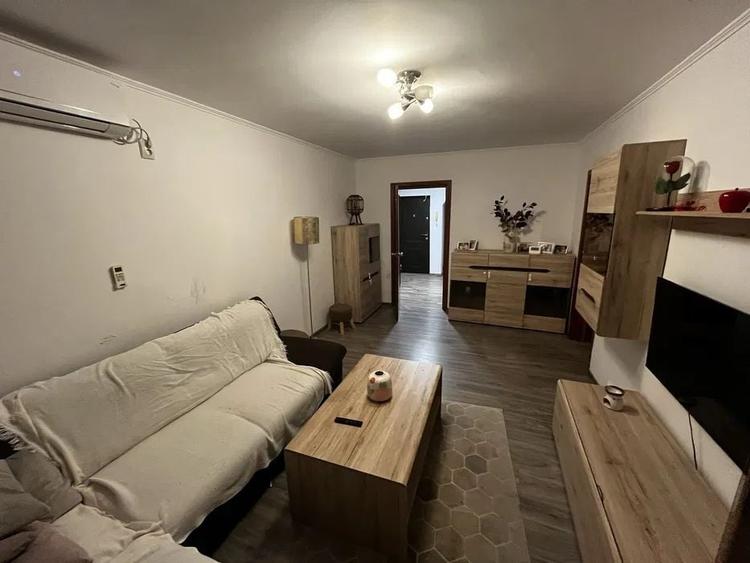 Apartament cu 3 camere semidecomandat, mobilat în Crângași