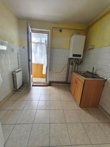 Apartament cu 3 camere semidecomandat în Central — fotografia 1