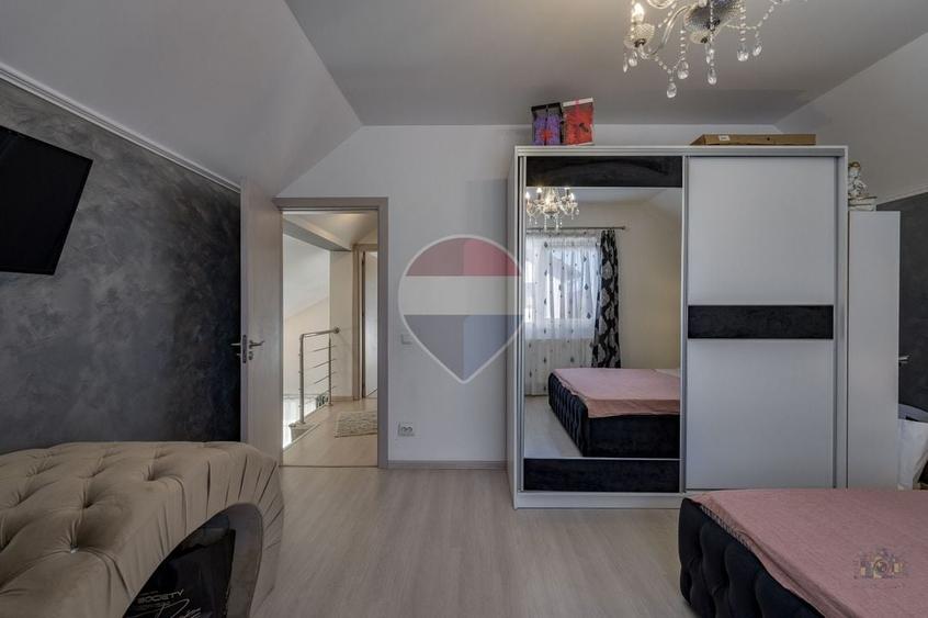 Casă individuală cu 4 camere cu Teren 315 Mp în Est