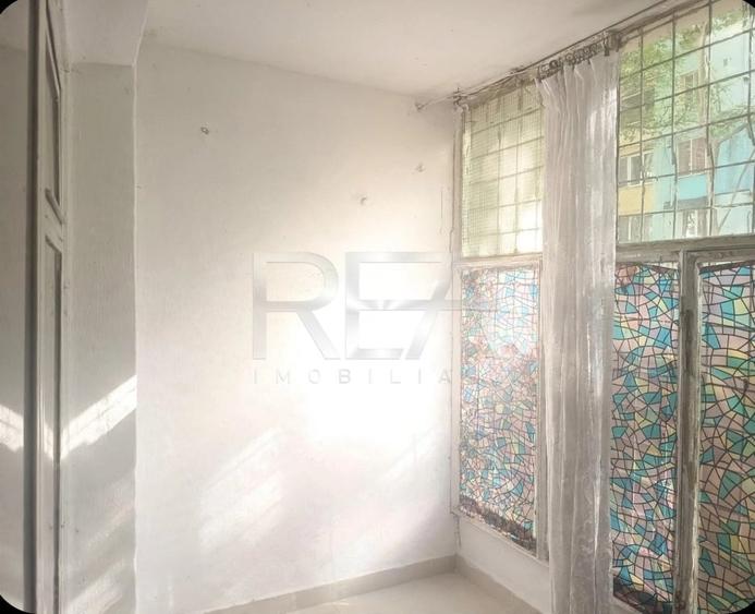 Apartament cu 3 camere semidecomandat în Berceni