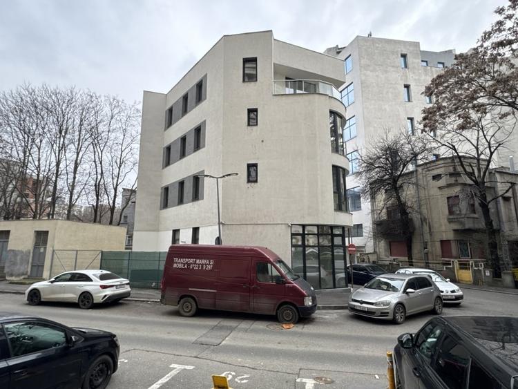 Casă individuală cu 11 camere cu Canalizare în Unirii