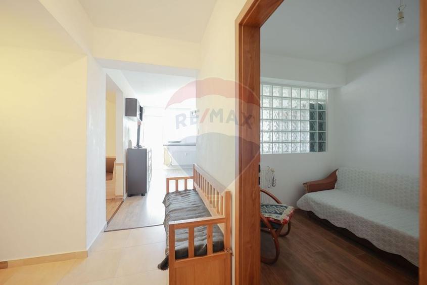 Apartament cu 3 camere semidecomandat, mobilat în Nufărul