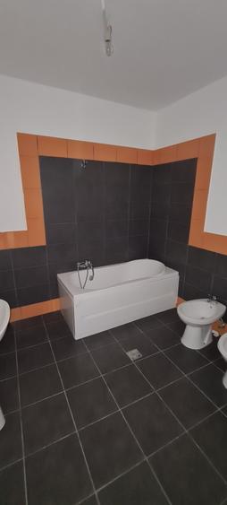 Apartament cu 3 camere semidecomandat în Exterior Nord