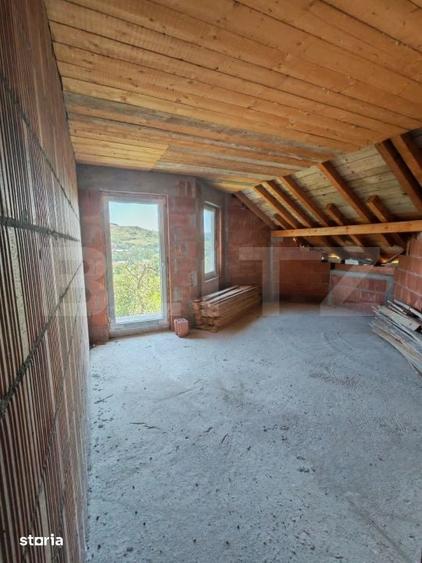 Casă cu 5 camere cu Teren 4000 Mp în Teaca