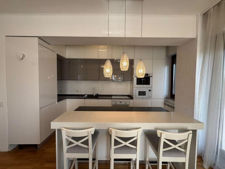 Apartament cu 3 camere semidecomandat în Băneasa