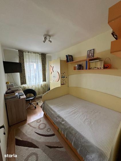 Apartament cu 3 camere semidecomandat în Calea București