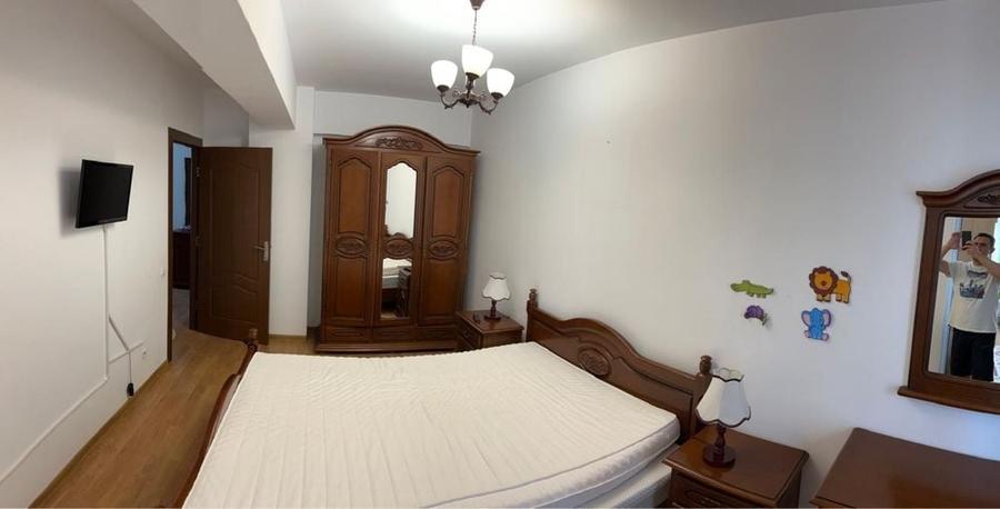 Apartament cu 3 camere decomandat, mobilat în Exterior Vest
