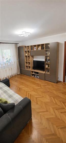 Apartament cu 3 camere semidecomandat, mobilat în Florilor
