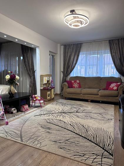 Apartament cu 4 camere decomandat în Petros