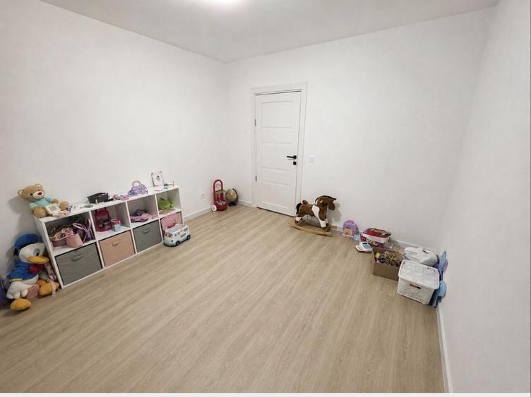 Apartament cu 4 camere decomandat în Mircea cel Bătrân