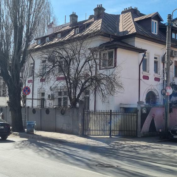 Casă cu 8 camere cu Canalizare în Barbu Văcărescu