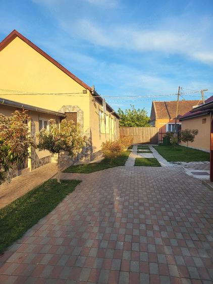 Casă cu 3 camere cu Teren 1400 Mp în Central