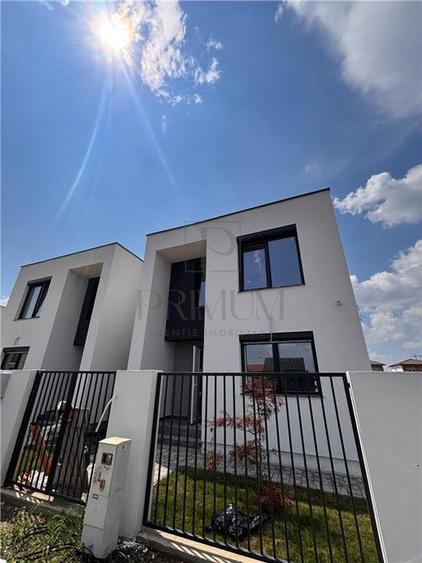 Duplex cu 5 camere cu Canalizare în Moșnița Veche