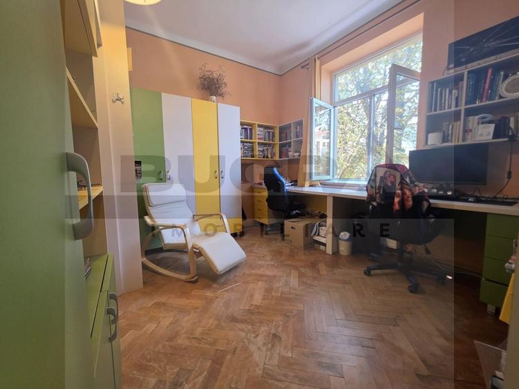Apartament cu 3 camere semidecomandat, mobilat în Central