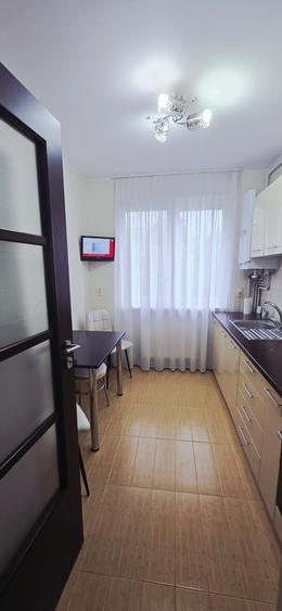 Apartament cu 3 camere semidecomandat în Calea Dumbrăvii
