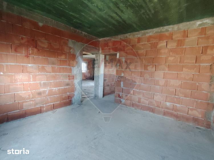 Casă cu 6 camere cu Teren 1025 Mp în Garoafa