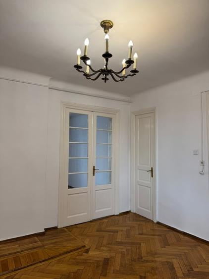 Apartament cu 3 camere semidecomandat în Cotroceni
