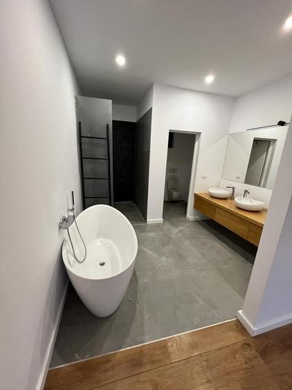 Casă individuală cu 6 camere cu Piscina în Nord