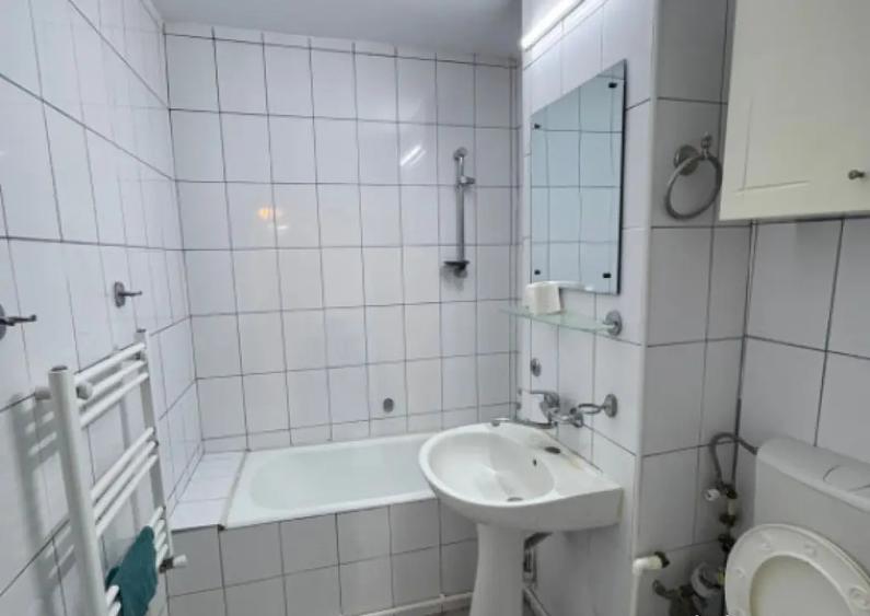 Apartament cu 3 camere decomandat, mobilat în Tomis III