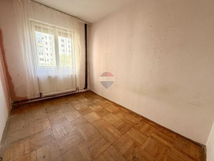Apartament cu 3 camere semidecomandat în Aurel Vlaicu