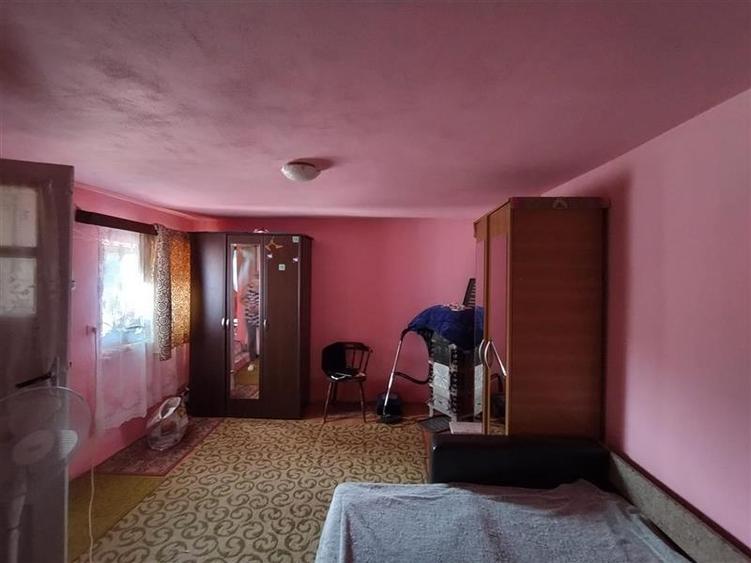 Casă individuală cu 6 camere cu Teren 585 Mp în Periferie