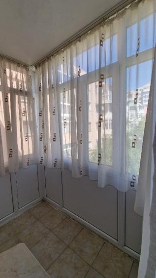 Apartament cu 4 camere semidecomandat în Craiovița Nouă