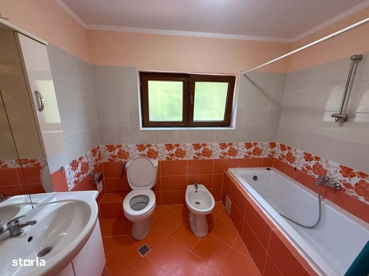 Casă cu 4 camere decomandat în Central