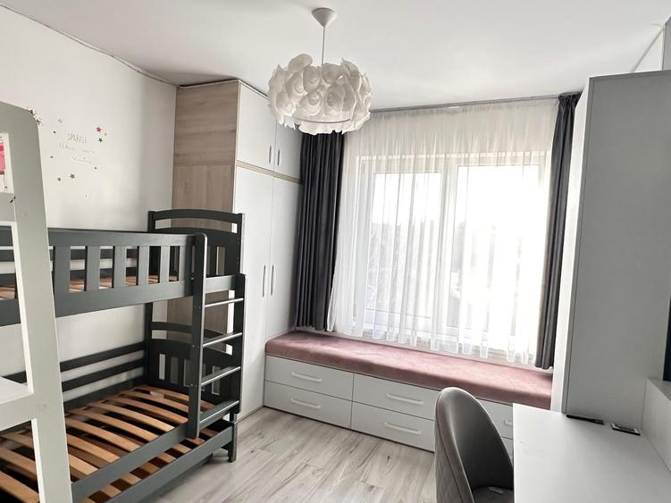 Apartament cu 3 camere decomandat, mobilat în Nicolina