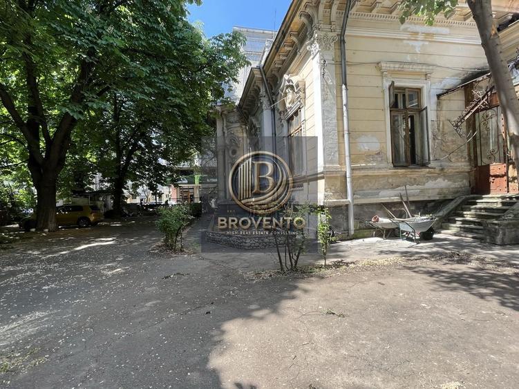Casă individuală cu 15 camere cu Canalizare în Central
