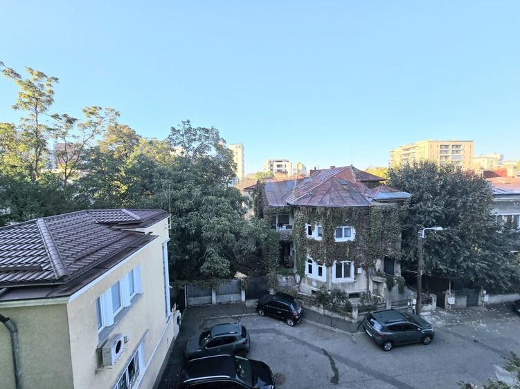 Apartament cu 6 camere nedecomandat, mobilat în Moșilor