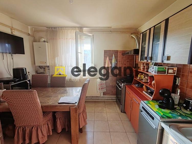 Apartament cu 3 camere semidecomandat, mobilat în Rovine