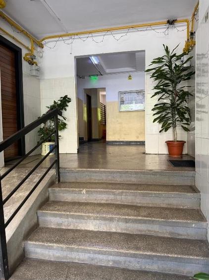 Apartament cu 4 camere semidecomandat în Crângași