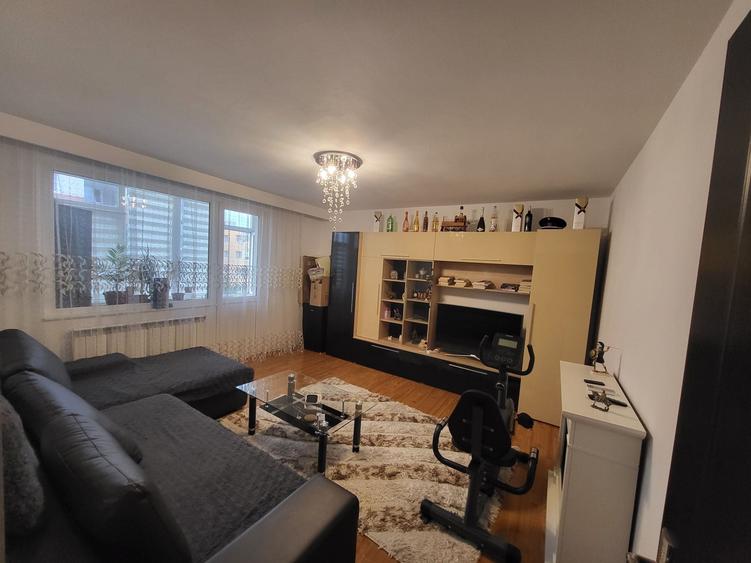 Inchiriez apartament cu 3 camere zona centrala - 3
