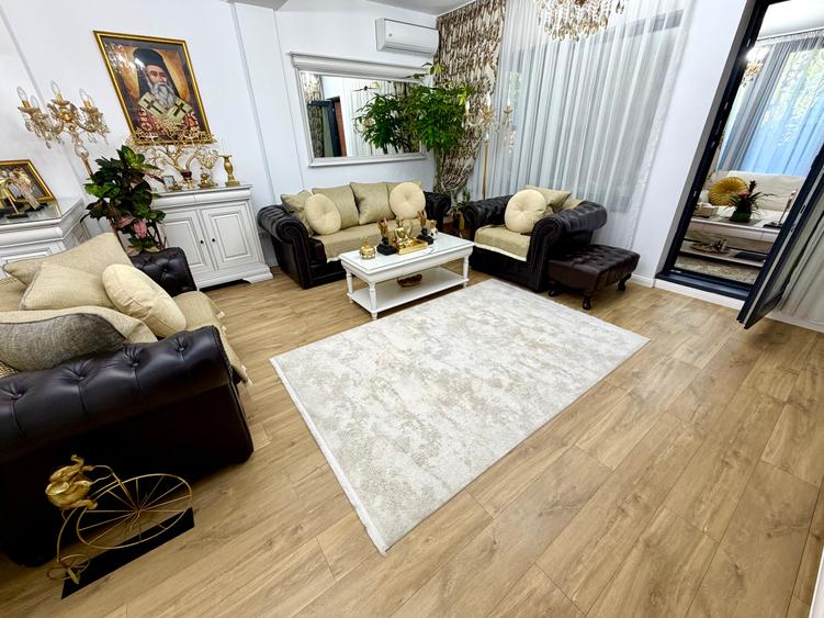 Casă individuală cu 5 camere cu Canalizare în Sud