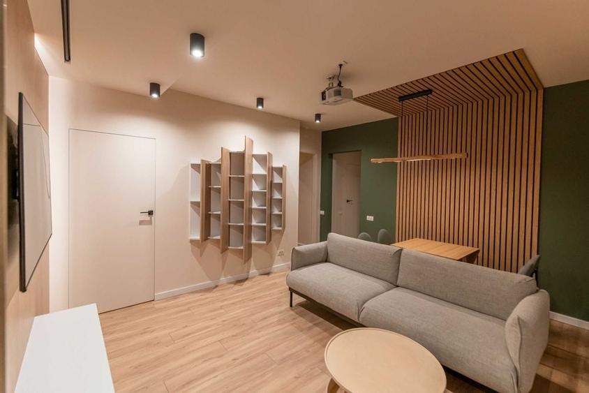Apartament cu 3 camere decomandat, mobilat în P-ța Romană