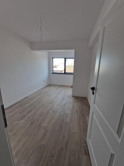 Apartament cu 3 camere semidecomandat în Brâncoveanu