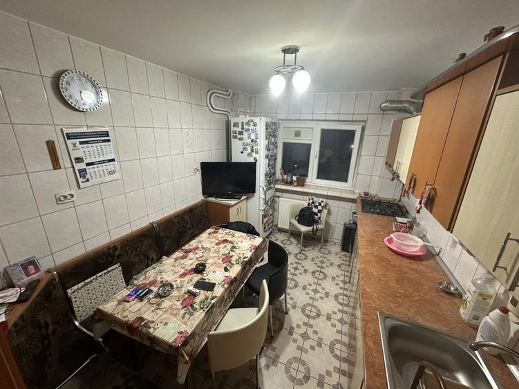 Apartament cu 4 camere semidecomandat, mobilat în Berceni