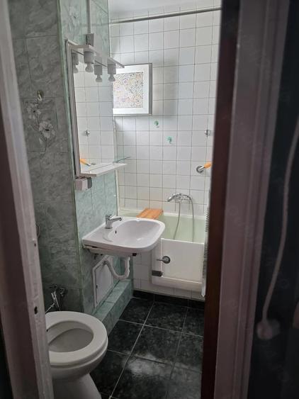 Apartament cu 3 camere semidecomandat în Centrul Civic