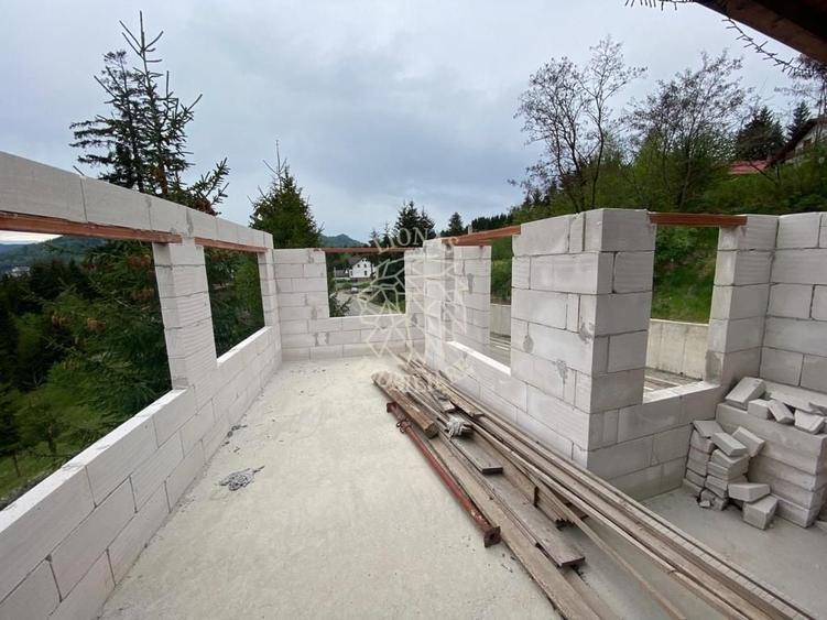 Casă individuală cu 4 camere cu Canalizare în Colibița