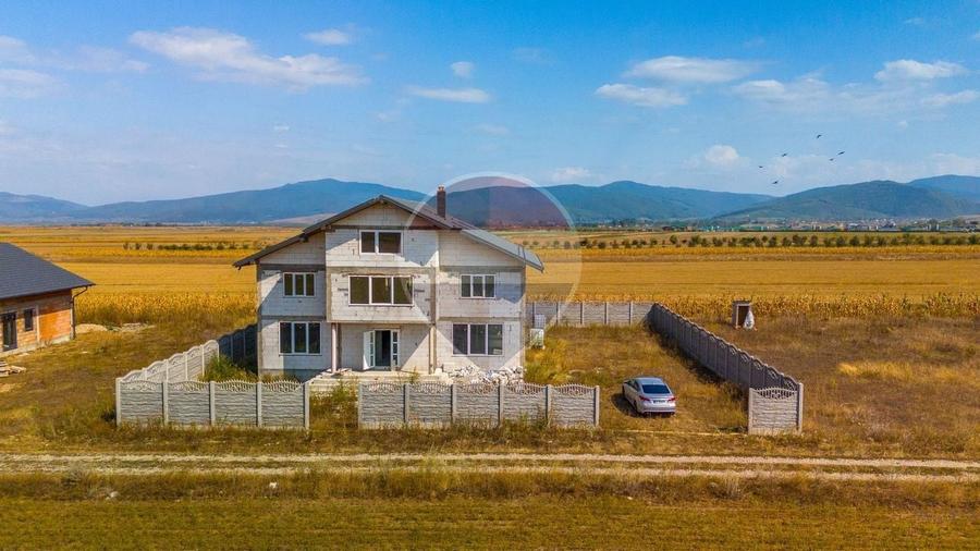 Casă individuală cu 14 camere cu Teren 929 Mp în Cărpiniș