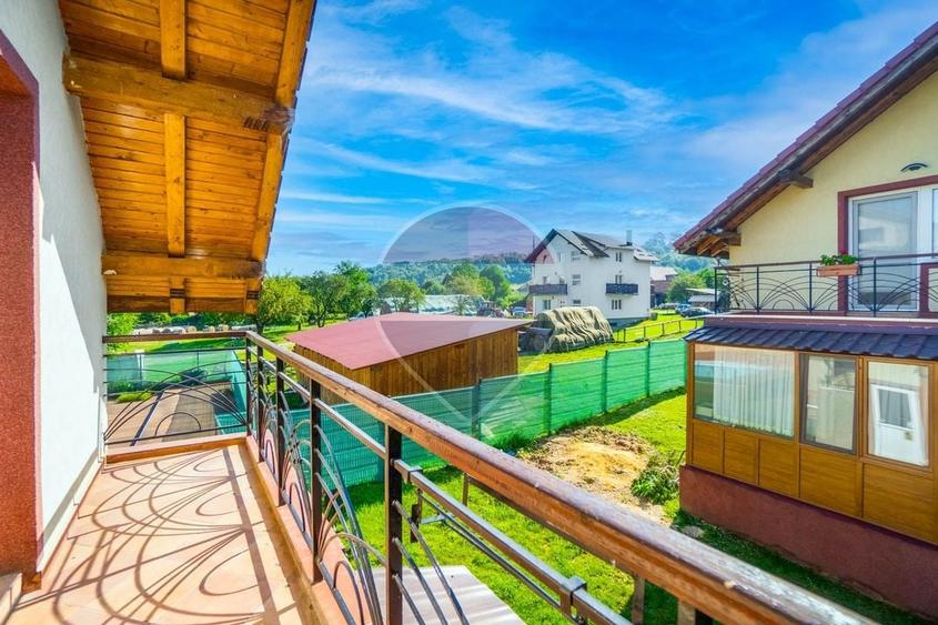 Casă individuală cu 4 camere cu Teren 179 Mp în Est
