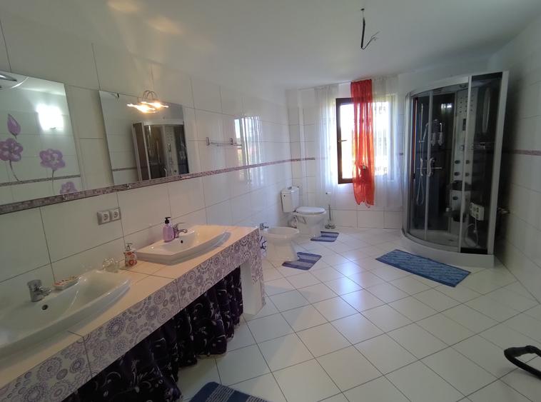 Casă individuală cu 4 camere cu Canalizare în Central