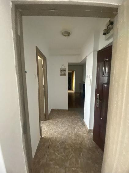 Inchiriez apartament cu 3 camere decomandat - 1